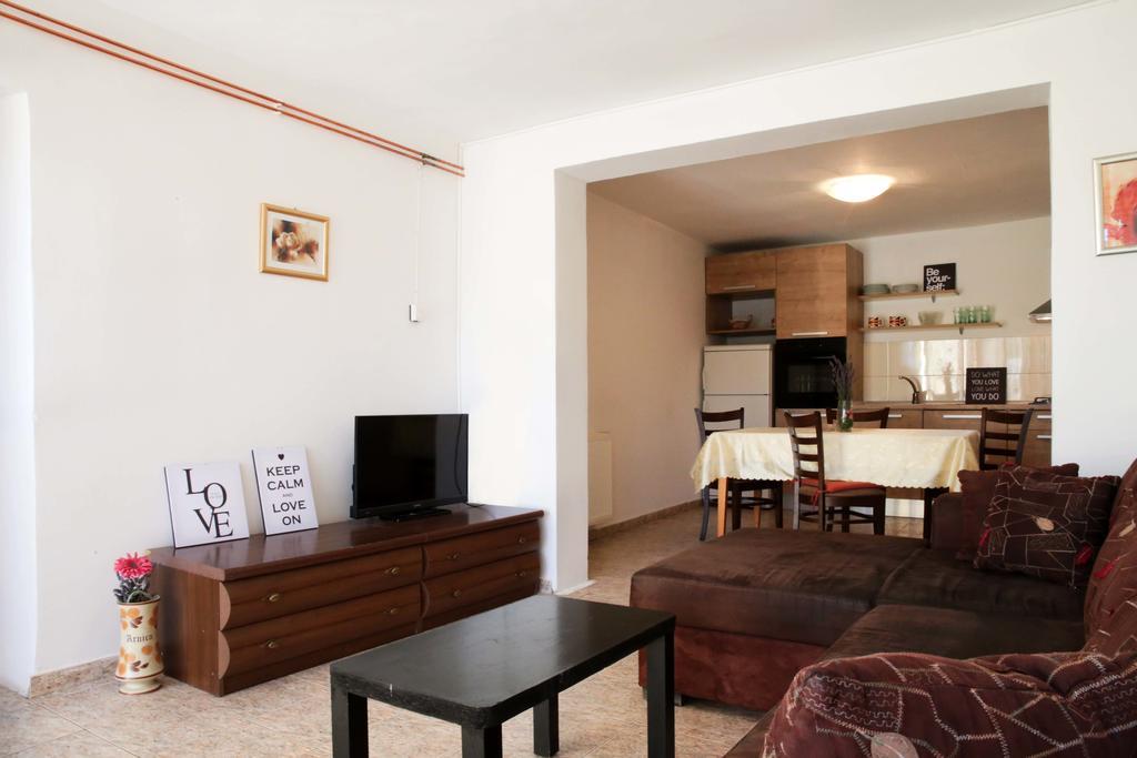Apartments Roko Tisno Exterior photo