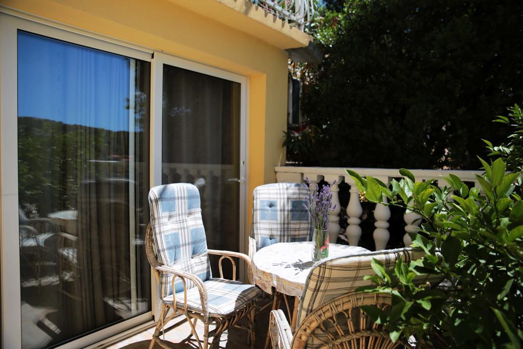 Apartments Roko Tisno Exterior photo